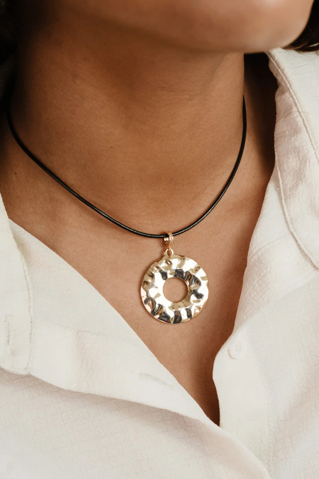 HAMMERED CIRCLE CORD NECKLACE