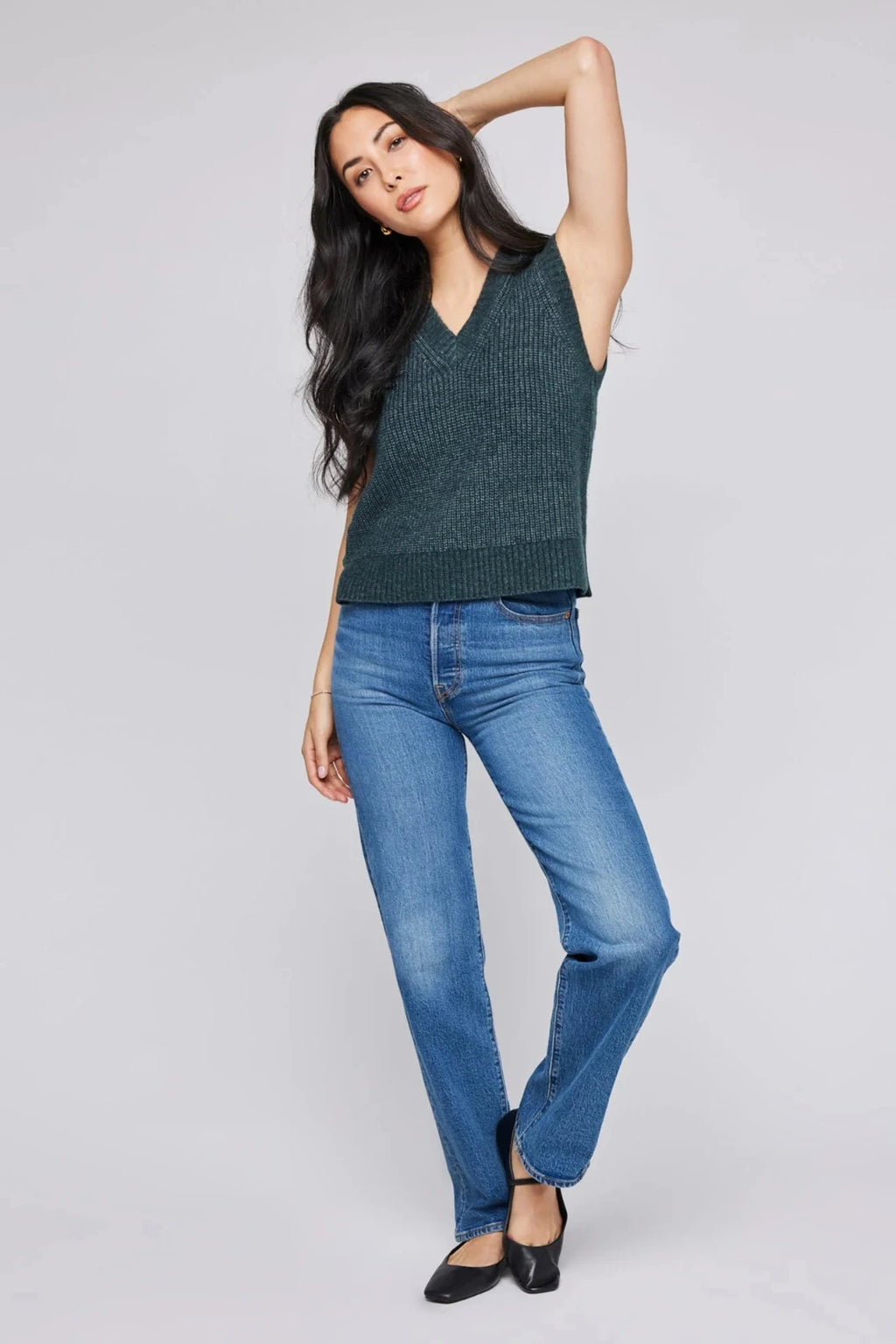 SLEEVELESS V-NECK SWEATER