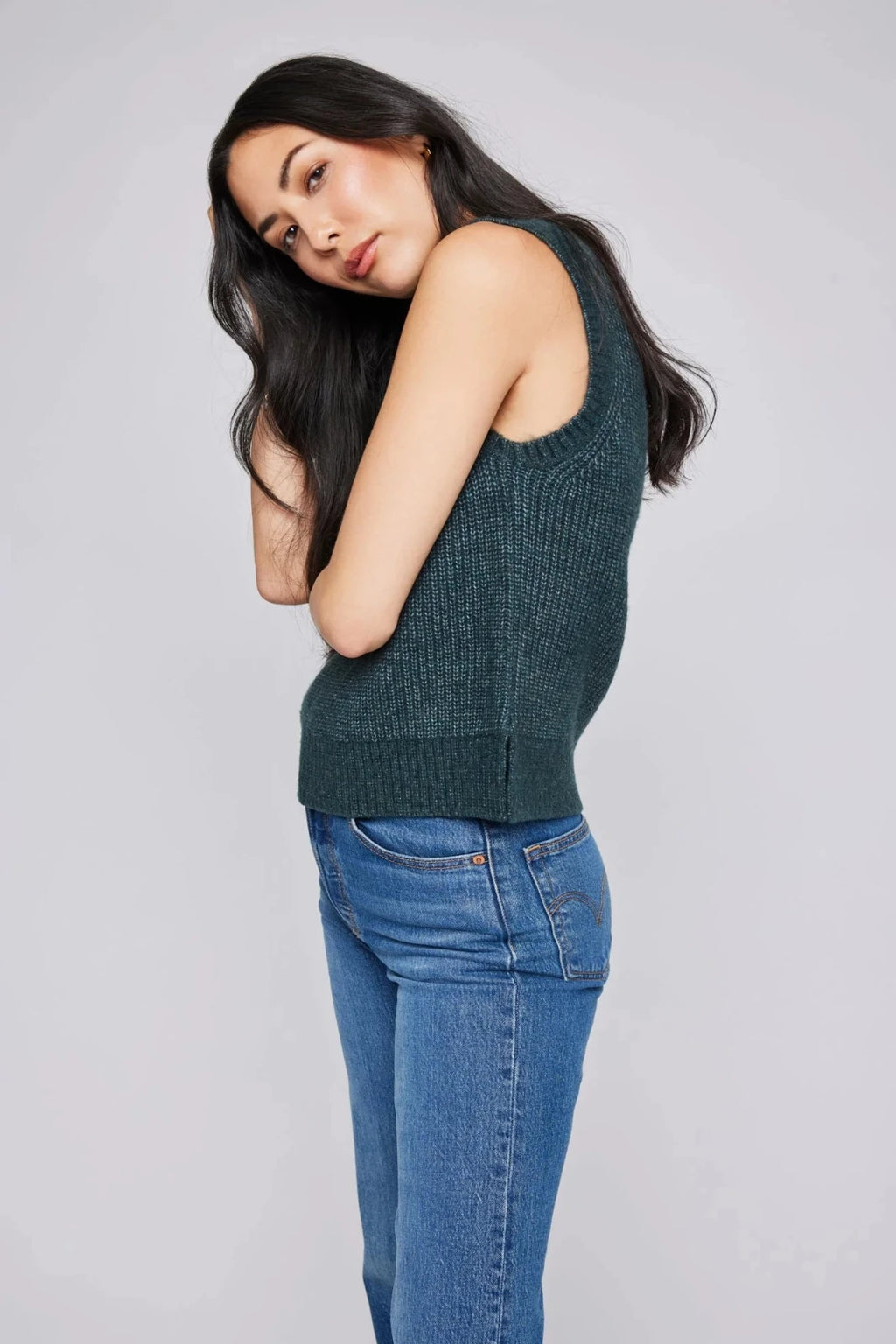 SLEEVELESS V-NECK SWEATER