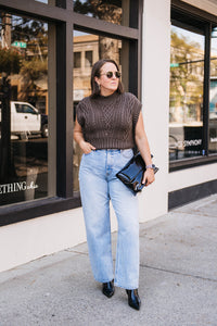CABLE STITCH SLEEVELESS SWEATER