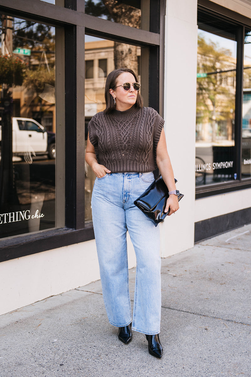 CABLE STITCH SLEEVELESS SWEATER