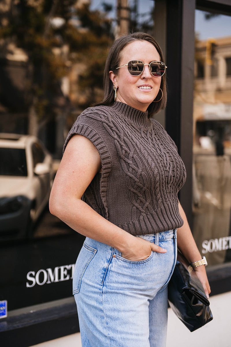 CABLE STITCH SLEEVELESS SWEATER