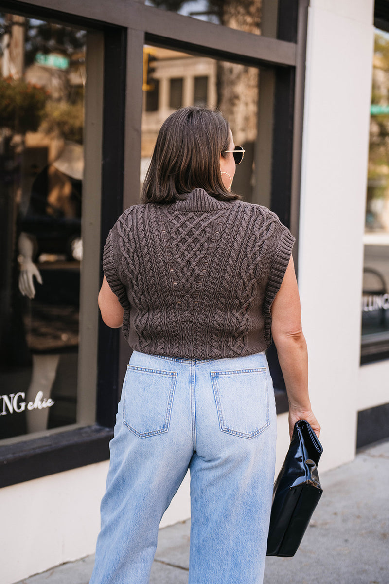 CABLE STITCH SLEEVELESS SWEATER