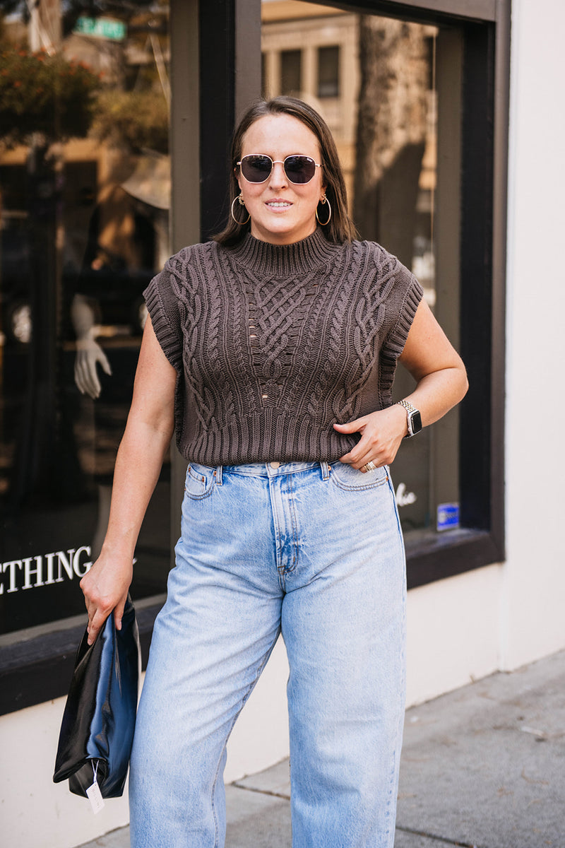 CABLE STITCH SLEEVELESS SWEATER