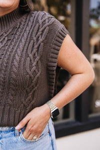 CABLE STITCH SLEEVELESS SWEATER