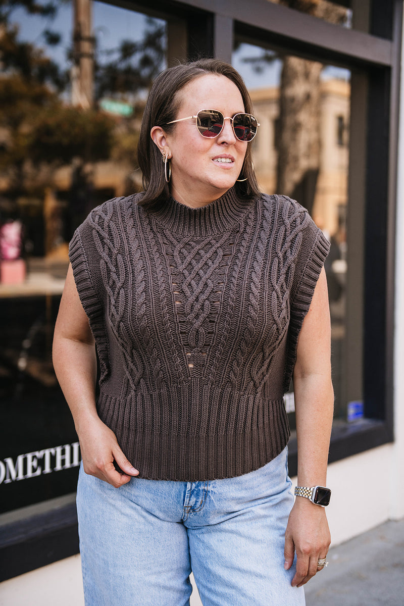 CABLE STITCH SLEEVELESS SWEATER