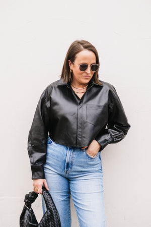 CROPPED FAUX LEATHER SHIRT