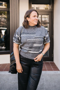 SHORT SLEEVE KNIT SWEATER