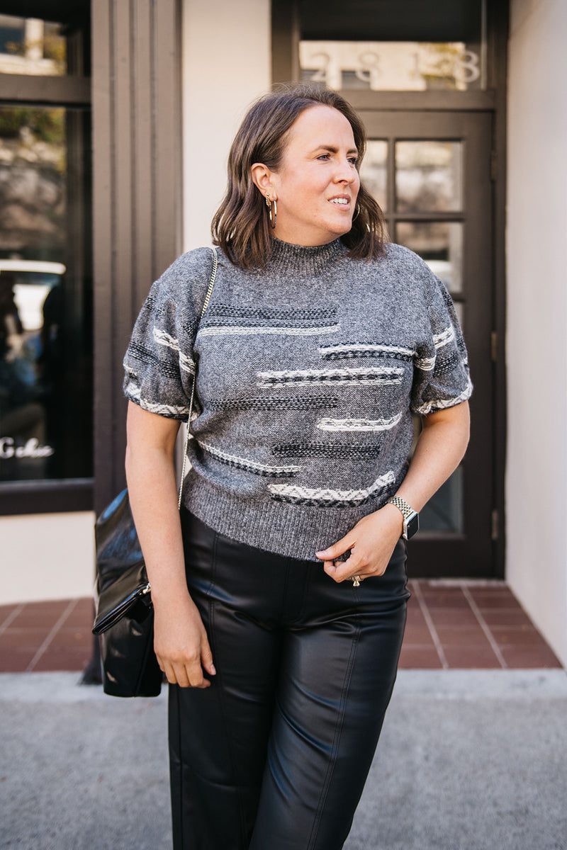 SHORT SLEEVE KNIT SWEATER
