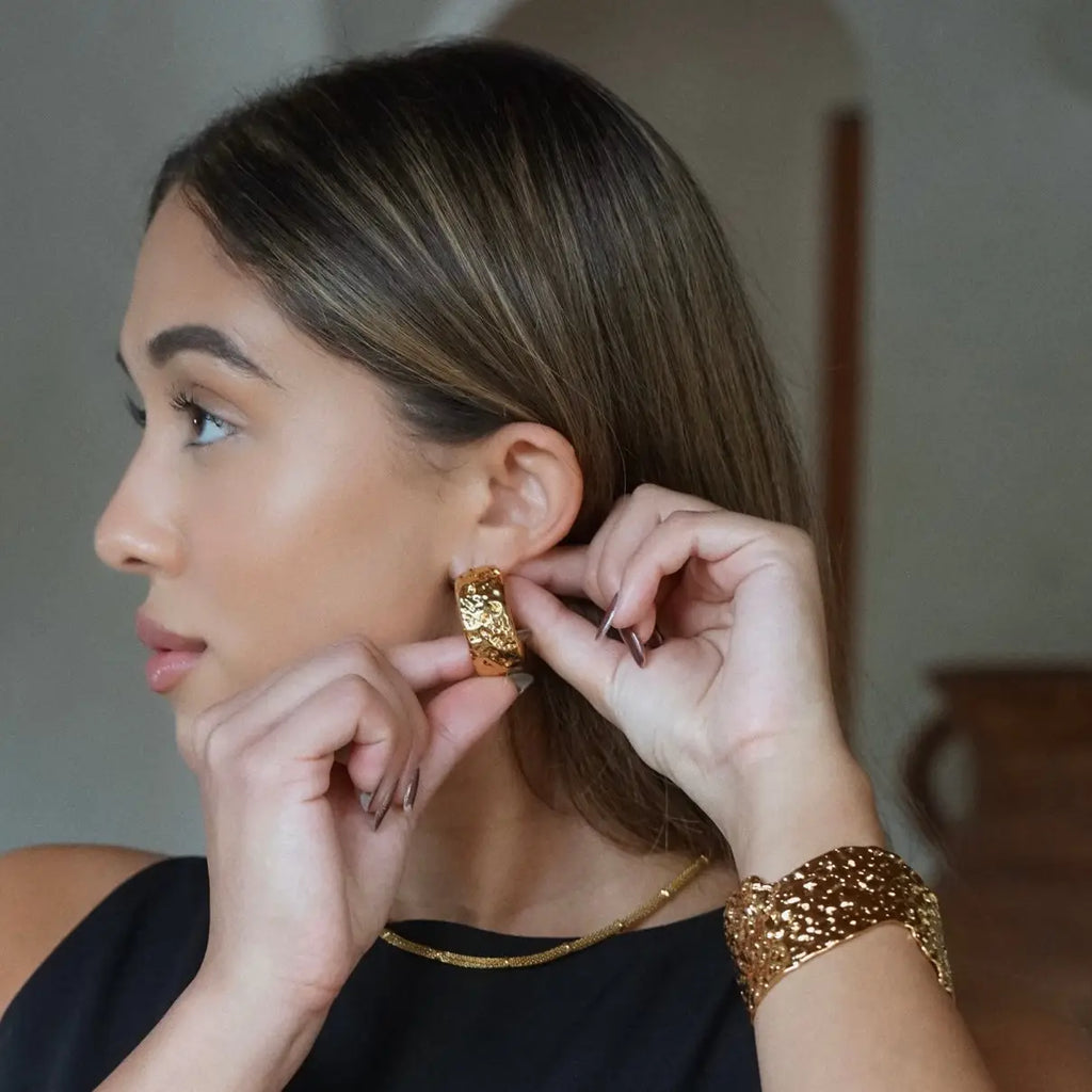 HAMMERED HOOP EARRING